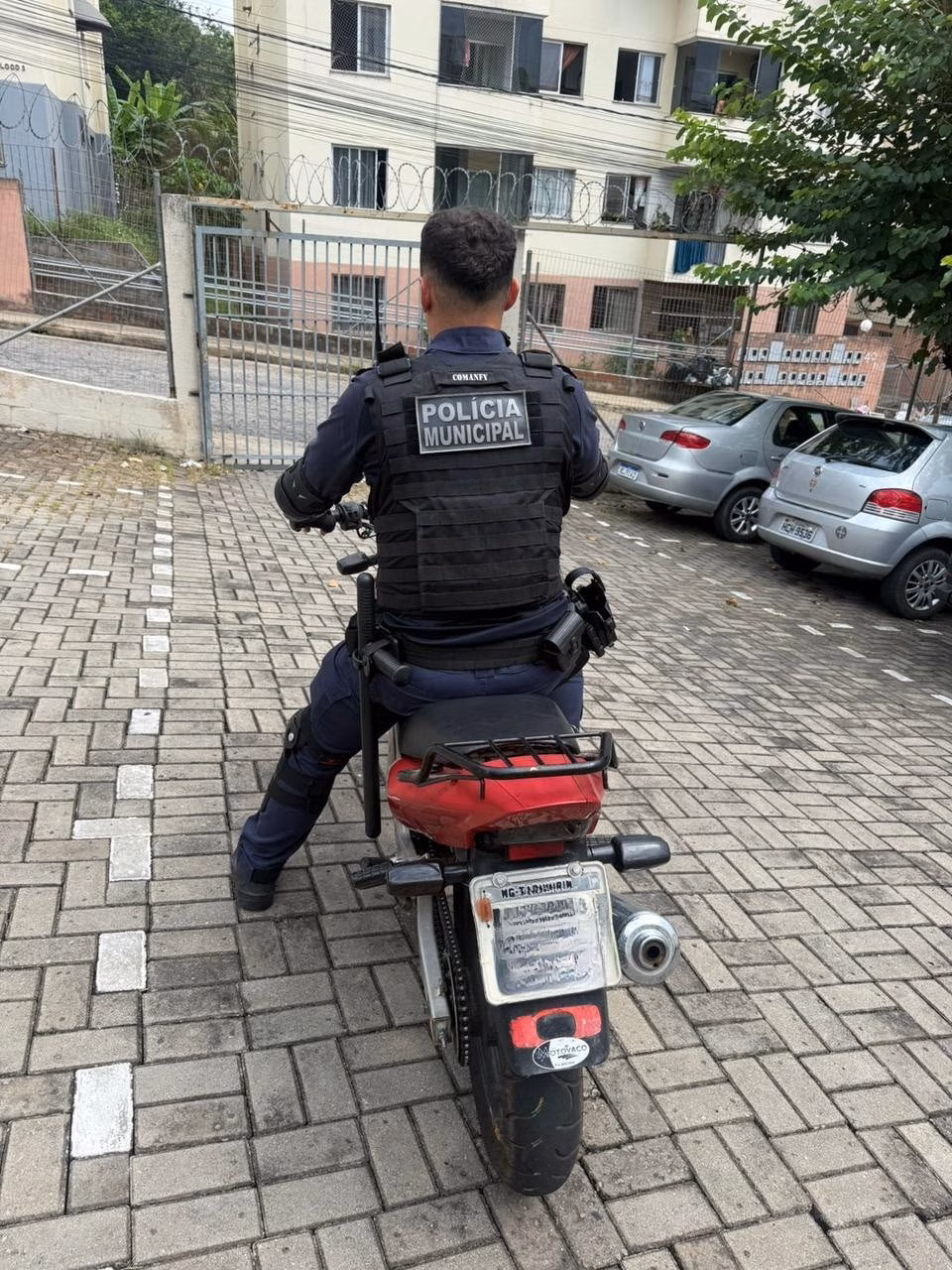 Sugestão de pauta: Policial municipal de folga percebe ação suspeita e ocorrência termina com dois presos, moto recuperada e mandado de prisão cumprido