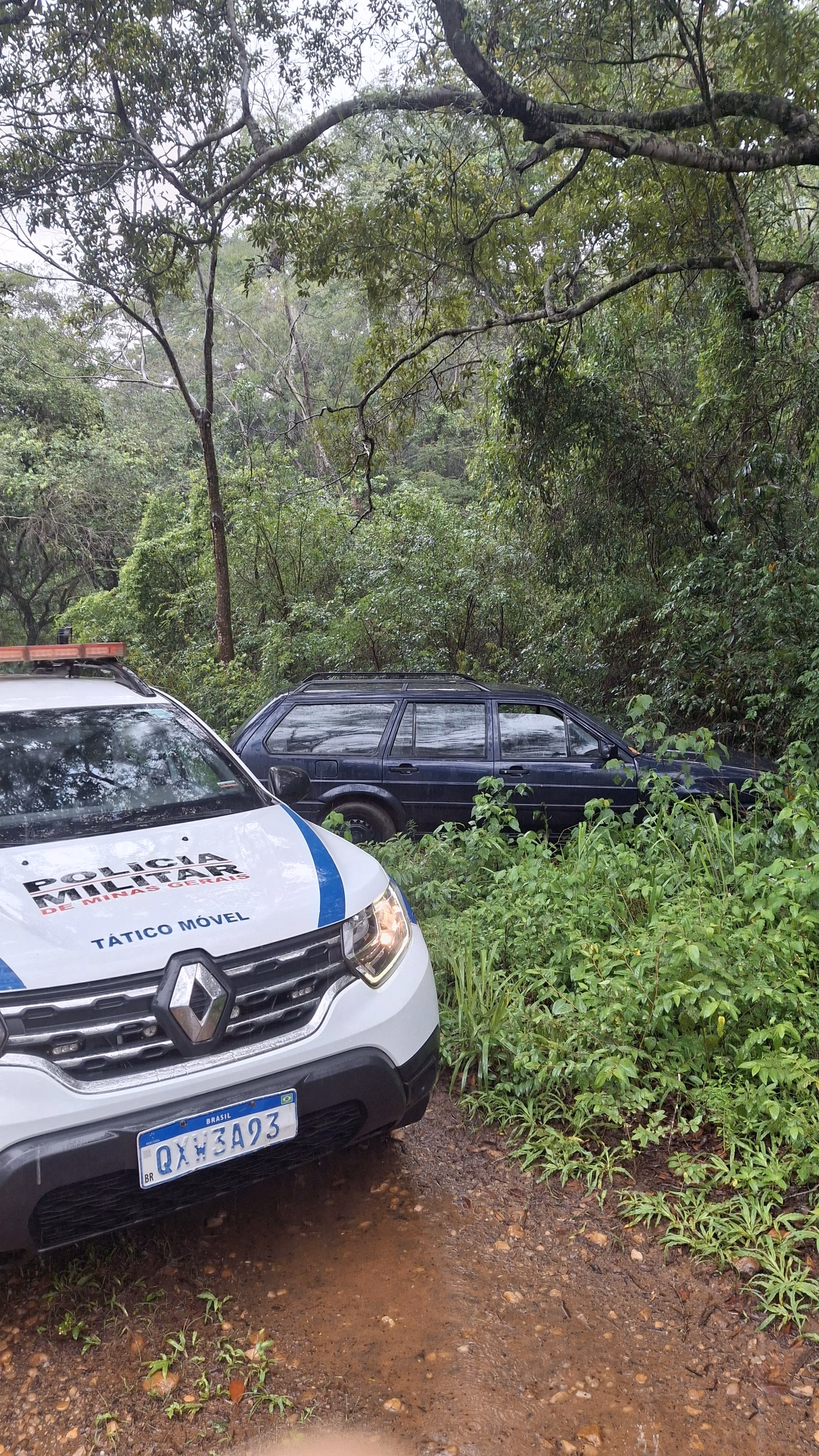 Com base nas denúncias, os militares iniciaram rastreamento na área indicada e conseguiram localizar o carro em meio à vegetação, às margens do rio.