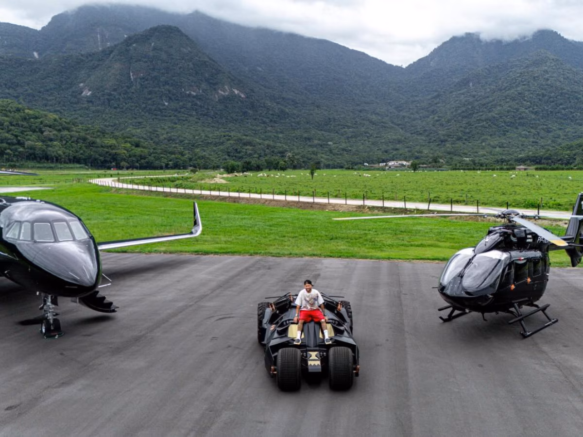 Neymar ostentou a frota de luxo em Mangaratiba (RJ).