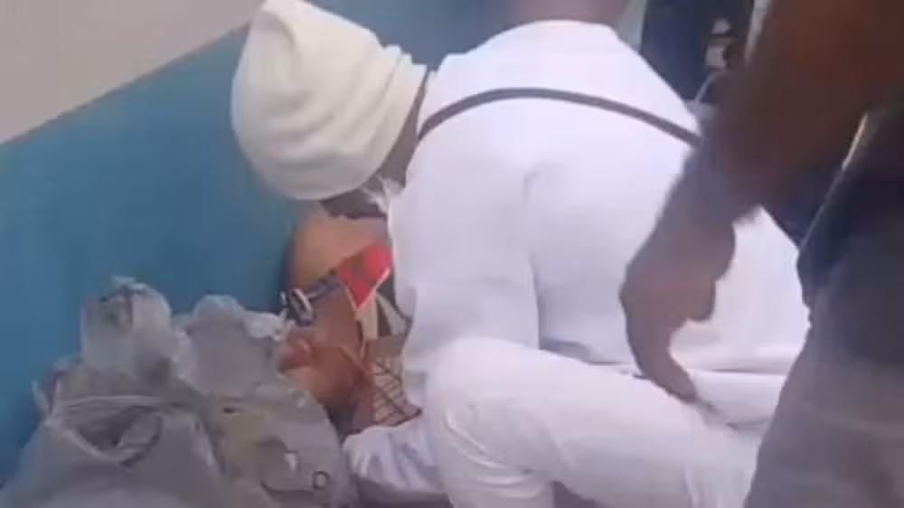 Mulher fazia compras quando foi baleada