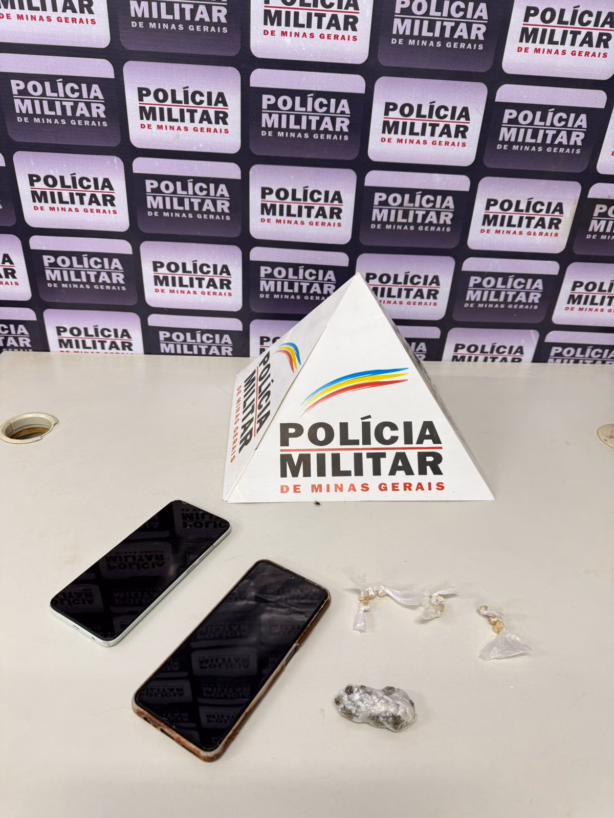 Diante da situação, foi dada voz de apreensão em flagrante ao adolescente, que foi conduzido à Delegacia de Polícia Civil, acompanhado de sua representante legal, para as providências cabíveis. 
Materiais apreendidos na ocorrência