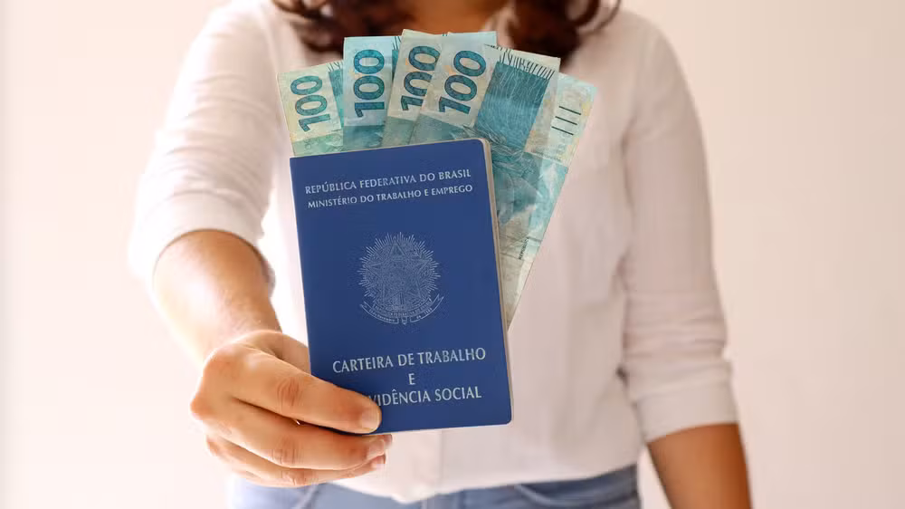 Governo estimava que empréstimos somariam R$ 100 bilhões em três meses quando lançou o programa em março de 2025; expectativa é que garantia do FGTS diminua juros.