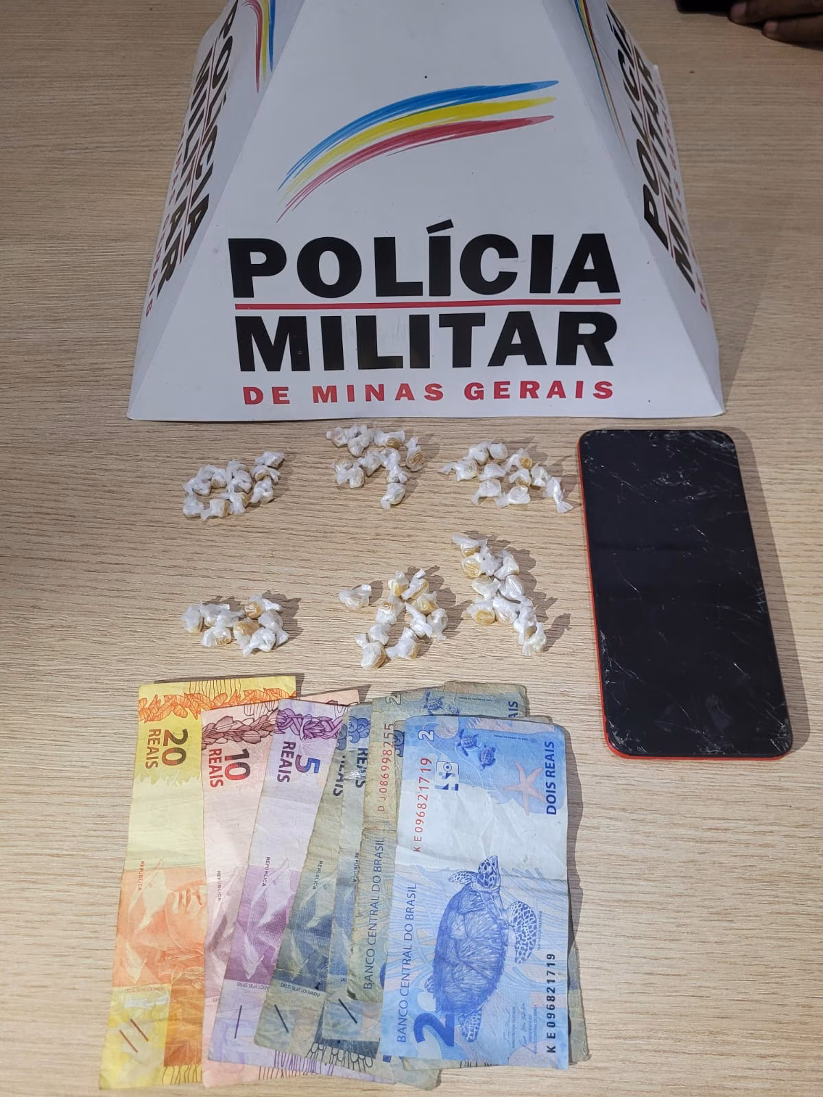 Ao perceberem a aproximação da viatura, o trio subiu em uma bicicleta e tentou fugir em direção a uma avenida próxima.