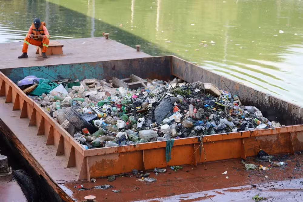 Quase 44 mil toneladas de lixo foram retiradas do Rio Pinheiros em 2025, diz secretaria de SP