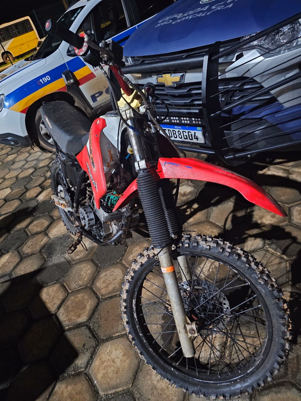 Os três detidos e todo o material recolhido foram encaminhados à Delegacia de Polícia Civil, onde as prisões foram formalizadas e o caso seguirá em investigação