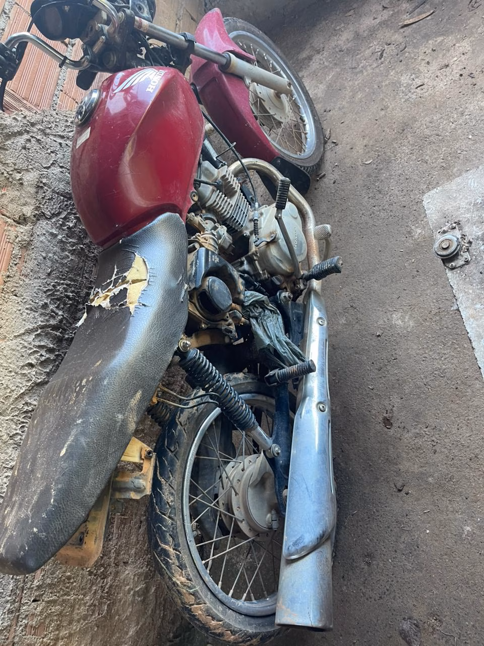 De acordo com o levantamento de informações da Polícia Militar, os criminosos utilizaram a mesma motocicleta, produto de furto, para cometer o assalto ao estabelecimento comercial