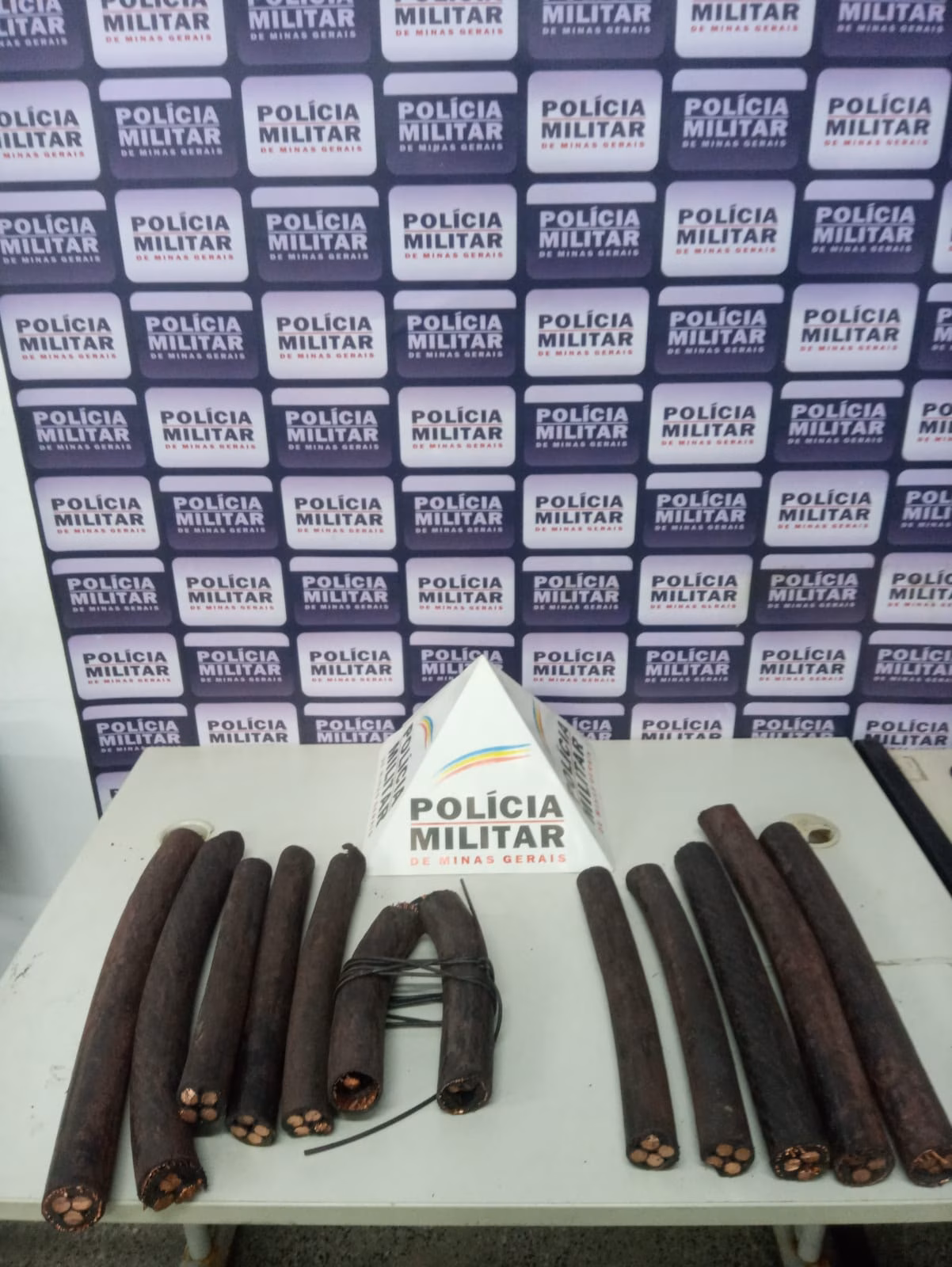 Após busca pessoal, nada de irregular foi encontrado com os suspeitos, que foram liberados em seguida. As equipes, porém, seguiram em diligências pela região.