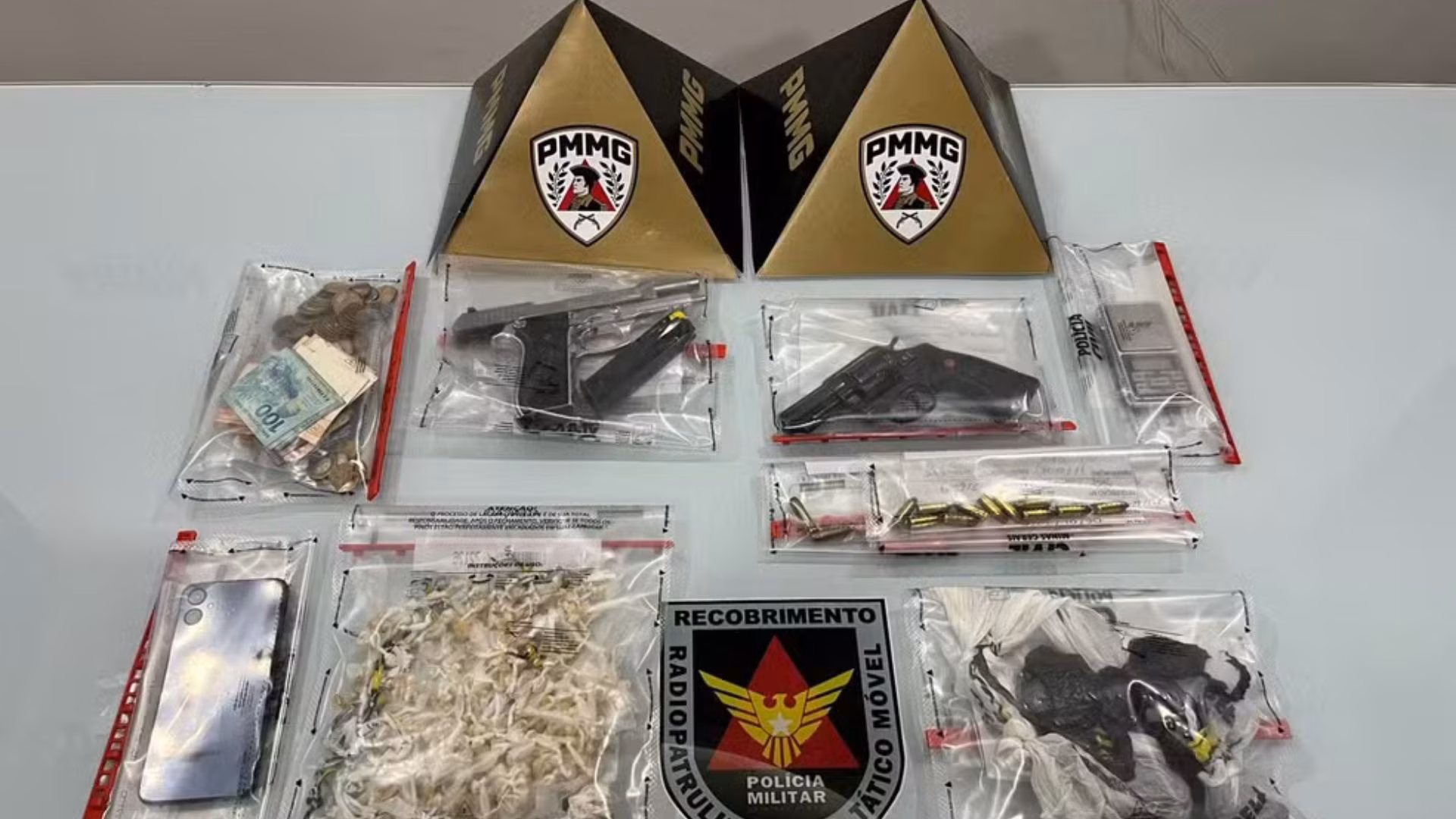 O endereço alvo da abordagem, ainda de acordo com os militares, funcionava como ponto de venda de entorpecentes e também servia de abrigo para integrantes de uma organização criminosa com atuação no bairro.