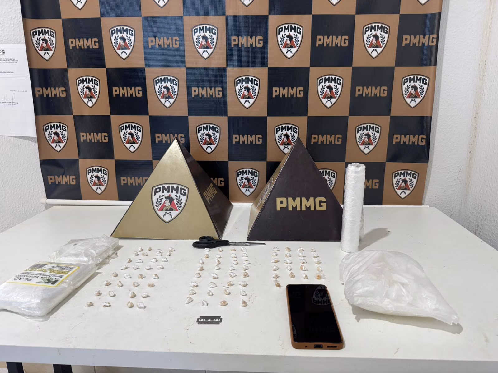 Ao perceber que seria abordado, o suspeito tentou voltar correndo para dentro da casa, mas foi alcançado pelos policiais. Dentro da sacola, foram encontradas 85 pedras de crack, já fracionadas para possível venda.