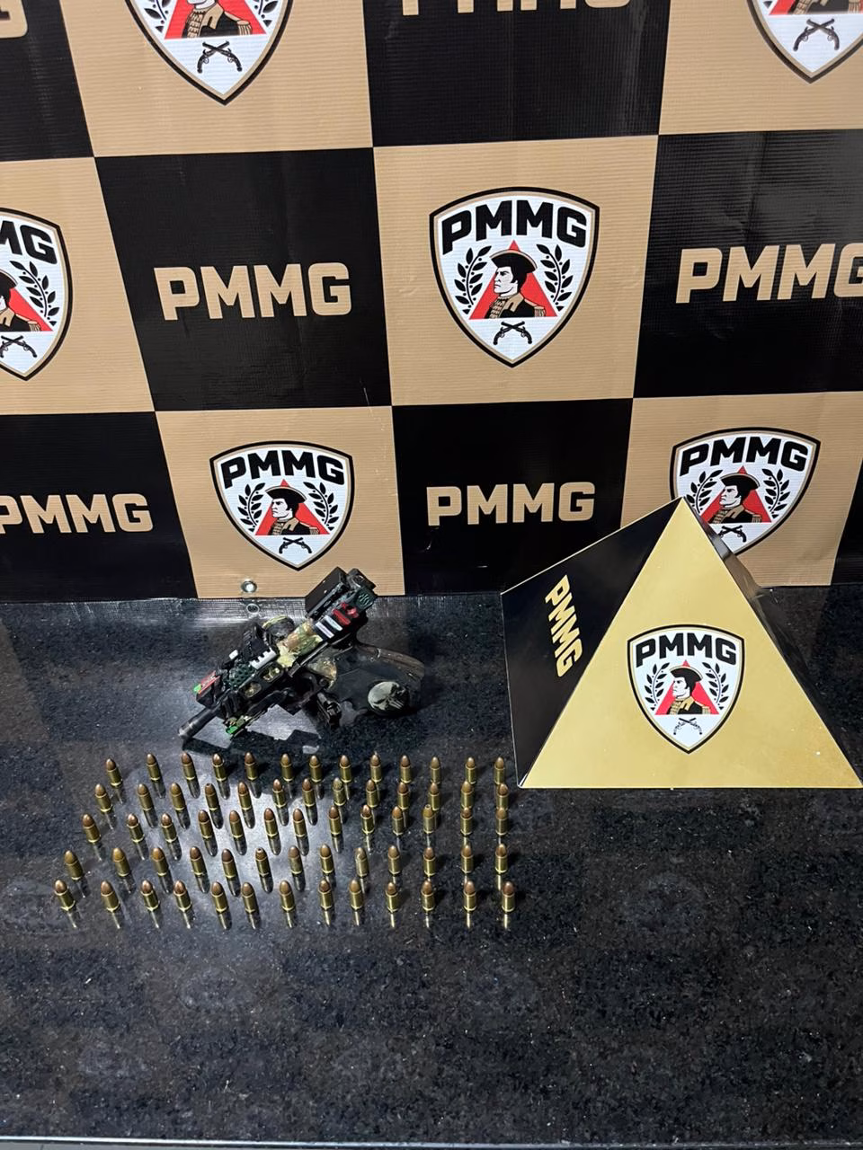 Durante a averiguação, a Polícia Militar realizou intervenção no endereço indicado, onde localizou uma pistola calibre 9 mm, um carregador e 65 munições do mesmo calibre.