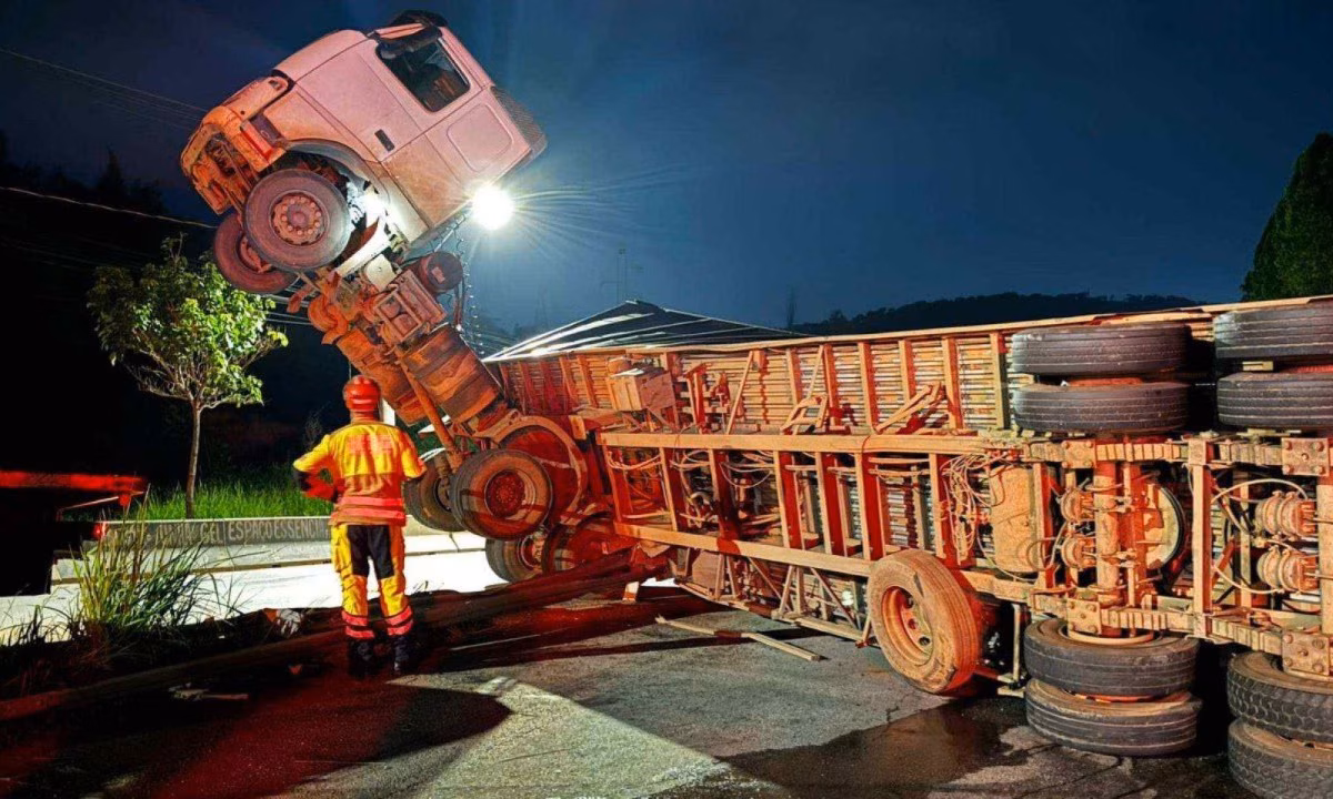 De acordo com o Corpo de Bombeiros Militar de Minas Gerais (CBMMG), a cabine permaneceu suspensa a cerca de cinco metros do solo, aumentando o risco durante o resgate