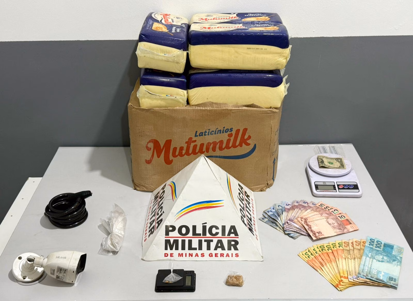 Ao ser detido, ele indicou aos policiais locais onde bicicletas furtadas eram trocadas por drogas, ajudando a direcionar a ação das equipes.