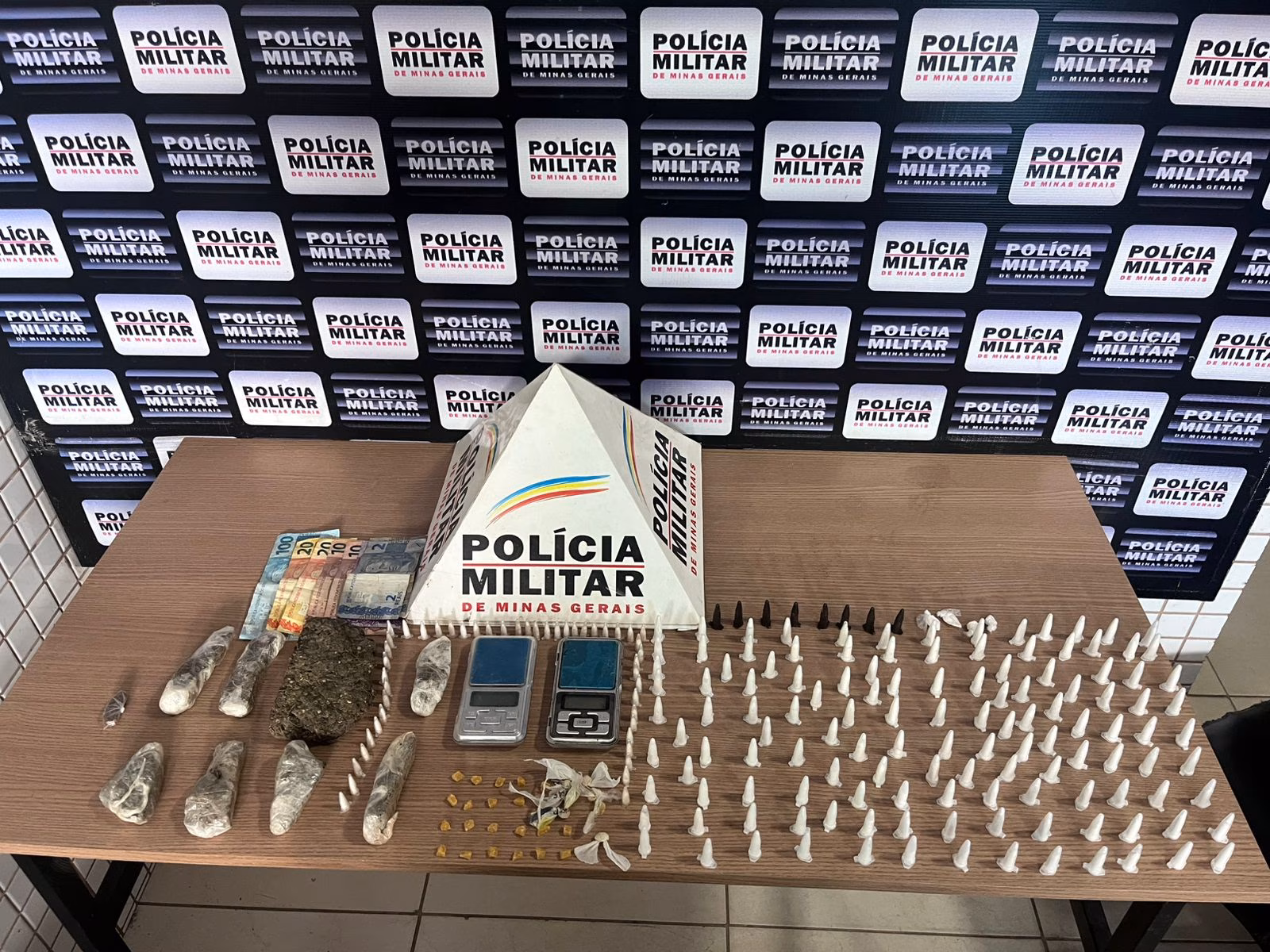 As mesmas informações indicavam ainda o local onde uma quantidade maior de drogas estaria escondida, o que motivou o desencadeamento de uma operação no bairro.