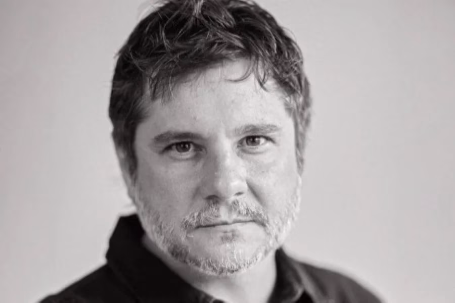 Nascido no interior do estado, ele atuava como secretário de Redação adjunto na sucursal de São Paulo do jornal digital Poder360, que confirmou a informação. Conrado deixa duas filhas, de 13 e 11 anos.