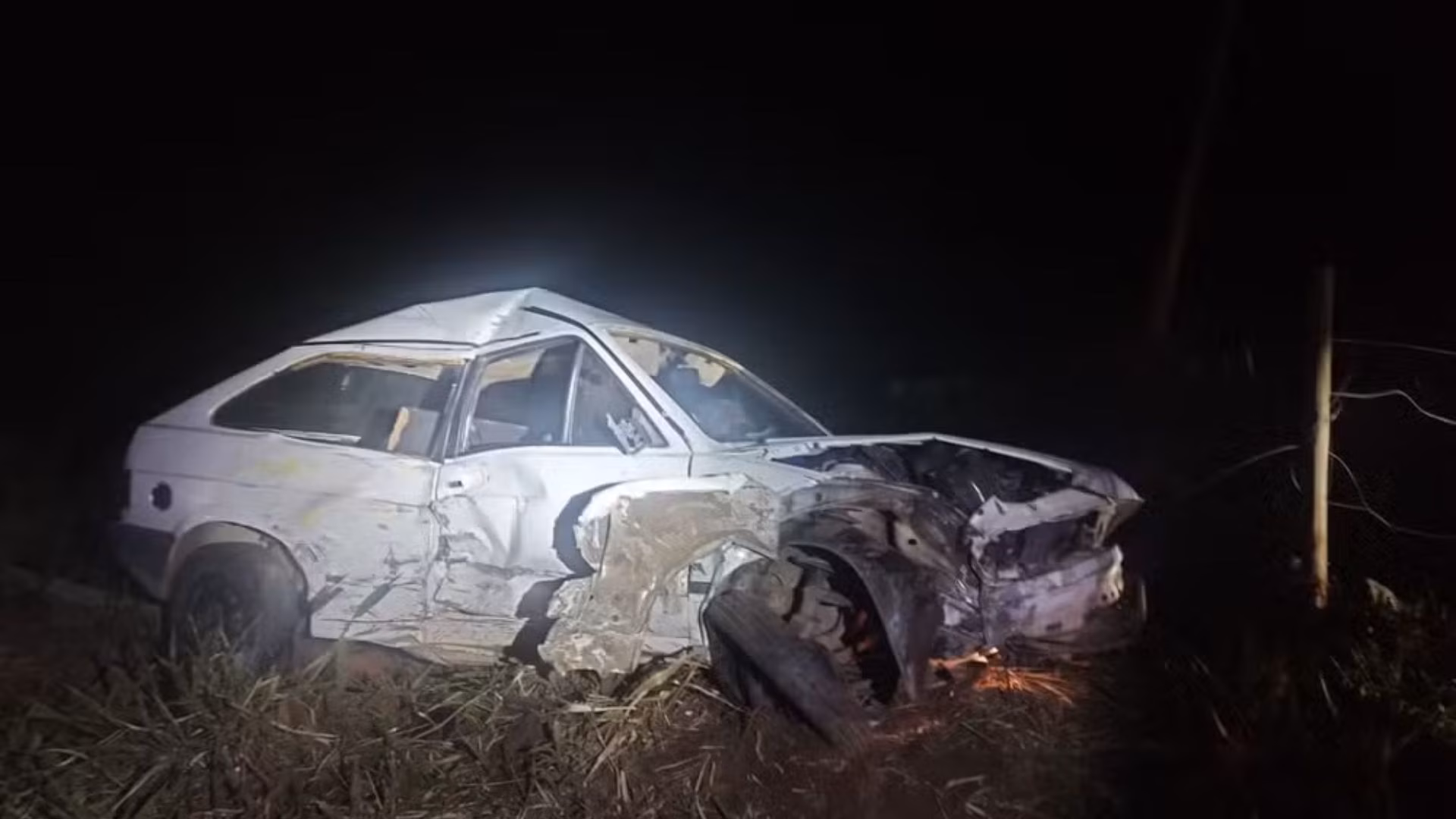 Com a sequência de impactos, o caminhão tombou e ficou atravessado na pista.