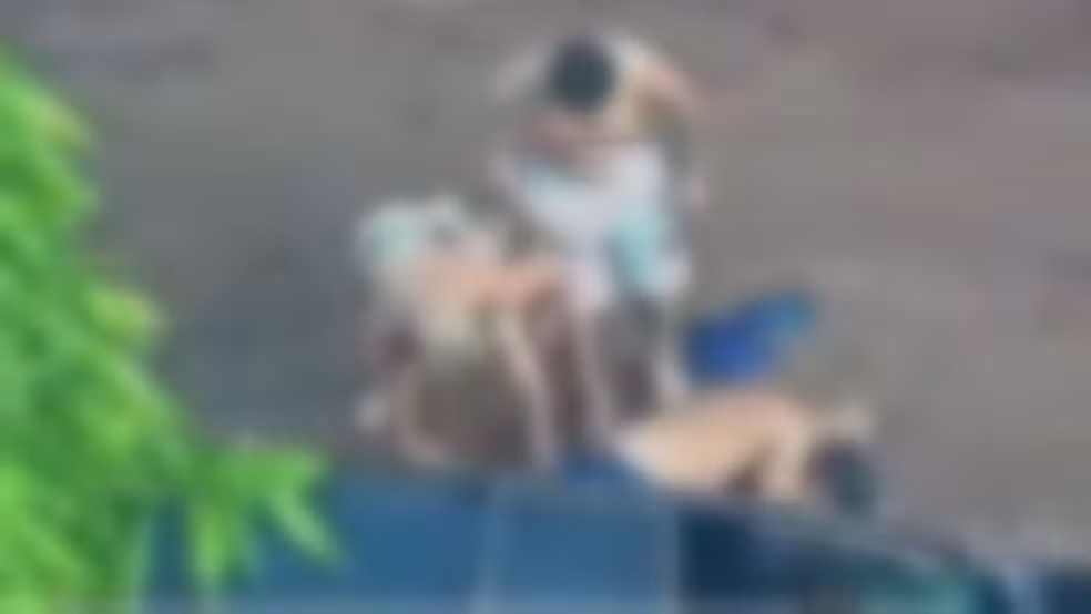 Homem foi espancado por marido da mulher, a mãe dela e a própria vítima, após atropelamento, no fim da tarde de domingo (11), em Jaú (SP). Polícia Militar foi acionada e ele foi levado ao hospital.