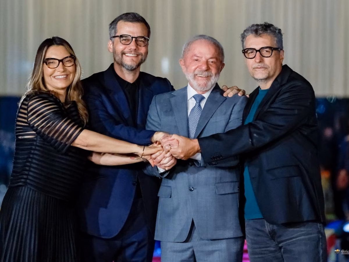 Lula e Janja recebem Wagner Moura e Kleber Mendonça  no Cine Alvorada 