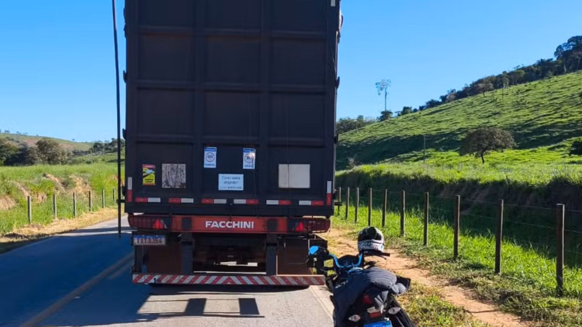 Ao parar para verificar o que havia acontecido, ele constatou que uma motocicleta, com dois ocupantes, havia colidido contra a carreta