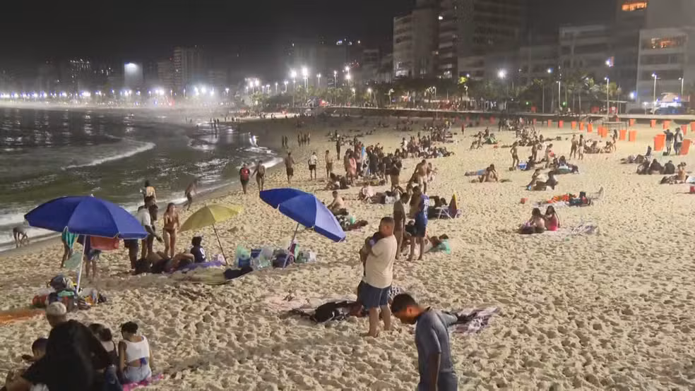 Com calor extremo, cariocas e turistas dormem nas praias do Rio