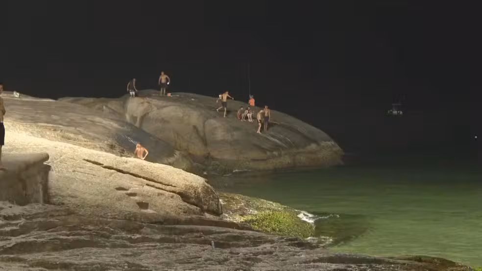 Banhistas se refrescam na Praia do Arpoador após o dia mais quente do ano