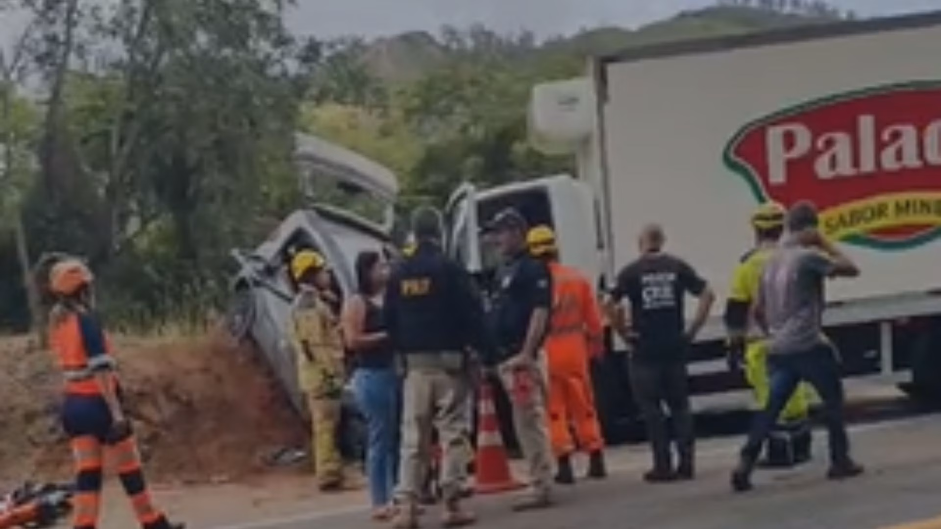 O número exato de feridos ainda não foi oficialmente confirmado, e há registro de pessoas presas às ferragens, o que mobilizou equipes do Corpo de Bombeiros, do Samu e da Polícia Rodoviária Federal.