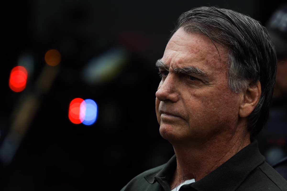 Ex-presidente Jair Bolsonaro (PL) cumpre condenação de 27 anos e três meses de prisão por tentar dar um golpe de Estado