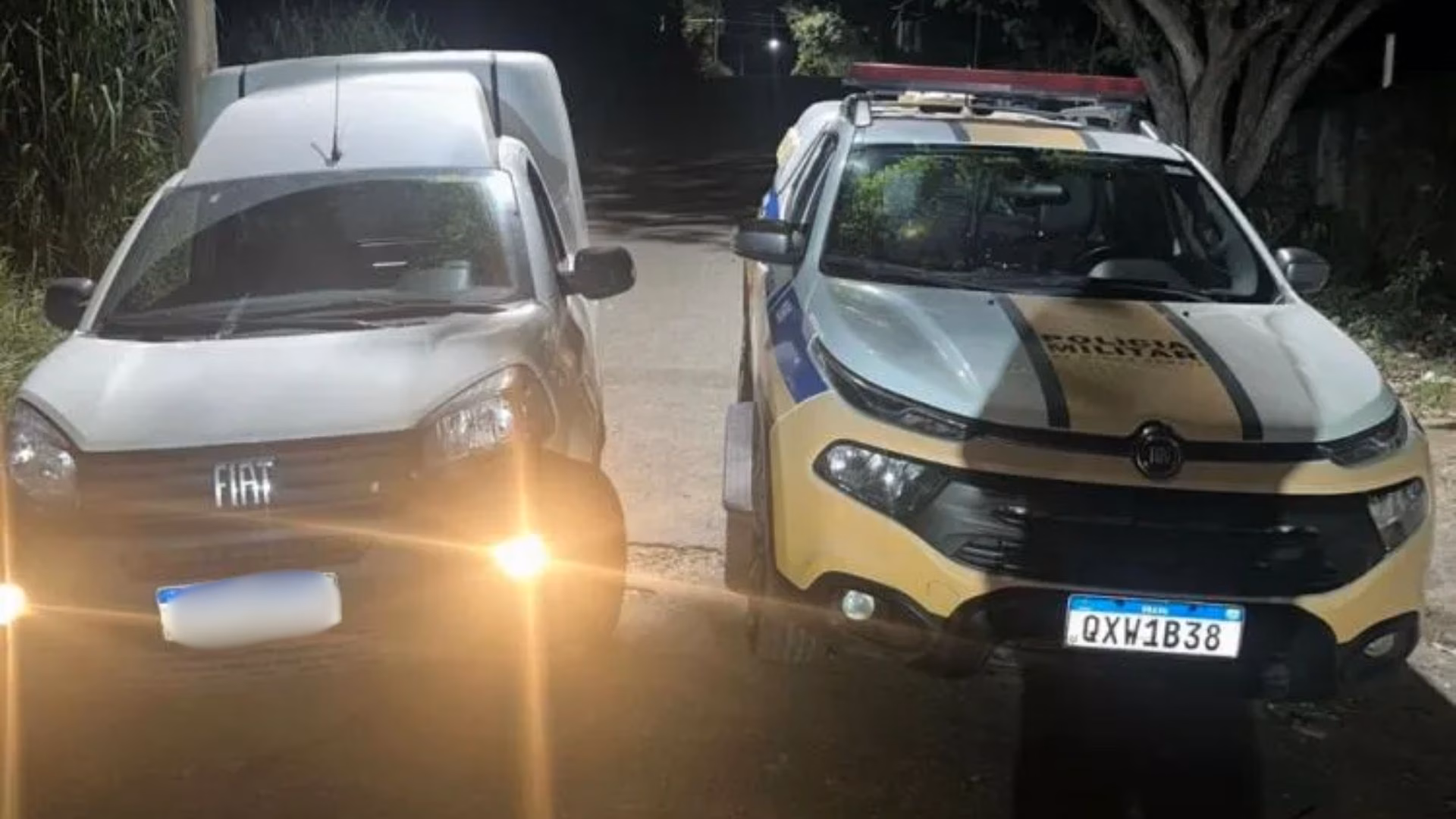 Na tentativa de escapar da abordagem, o veículo se envolveu em um sinistro de trânsito, deixando policiais militares feridos.