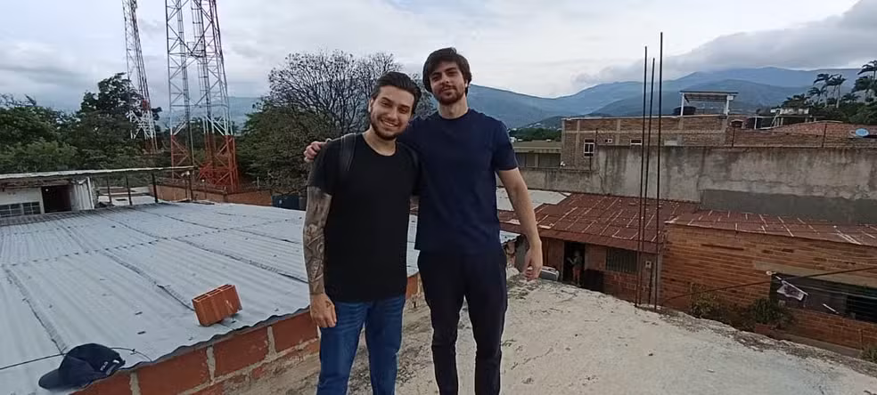 O documentarista Pietro Krauss e o sócio, Pedro Paracampos, durante viagem para gravação de documentário