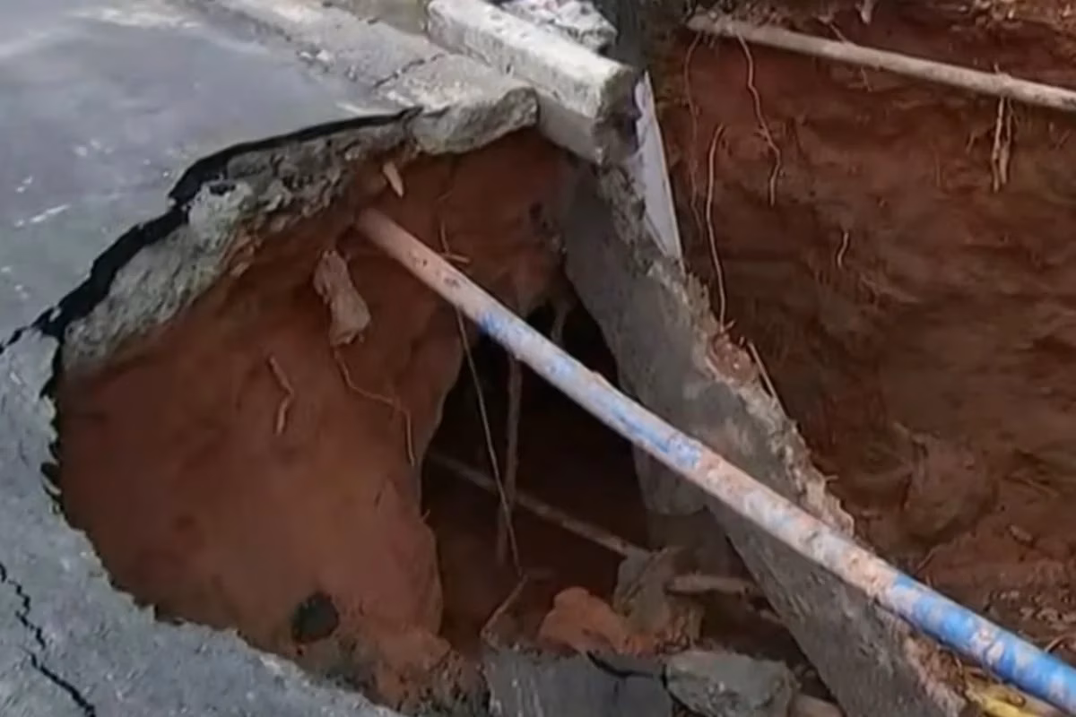 Caminhão da Sabesp foi engolido por buraco enquanto fazia reparos em outra cratera na Rua Agostinho Navarro, em Osasco, nessa terça (13/1)