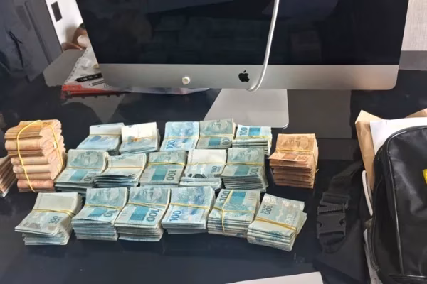 Polícia Federal (PF) apreendeu uma grande quantia em dinheiro, além de carros, joias e relógios importados.
