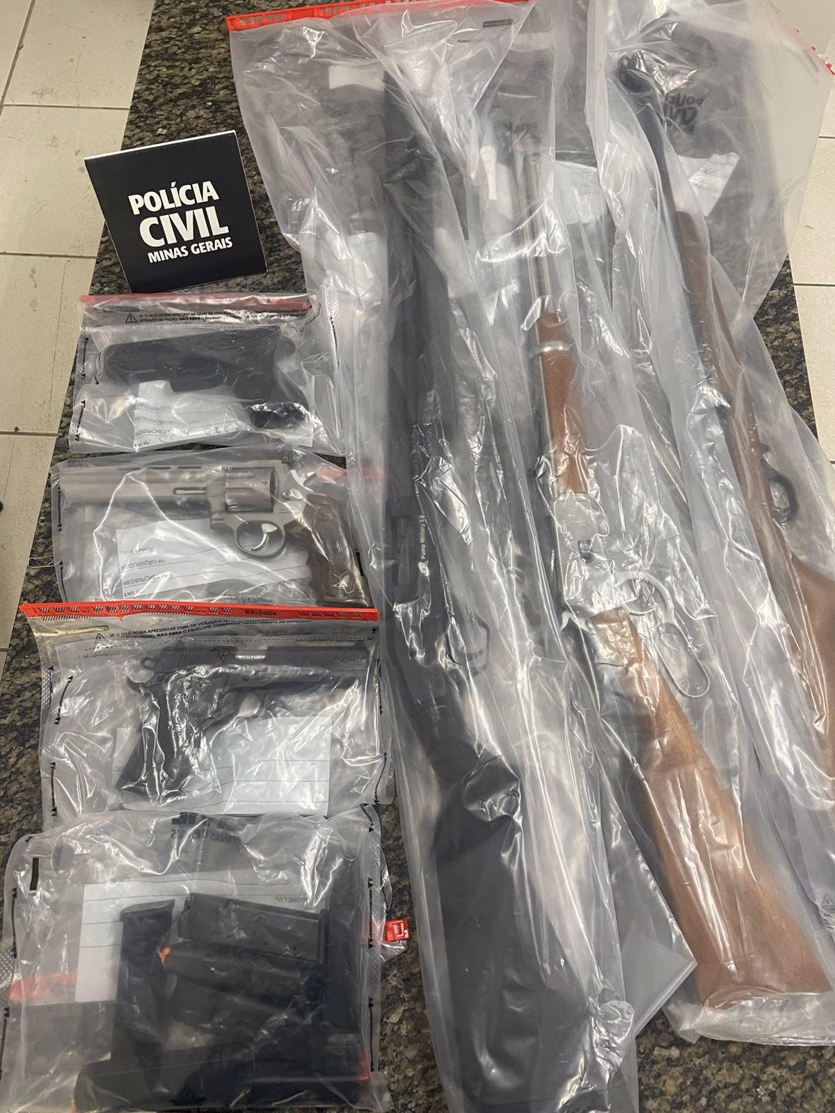 As armas passarão por perícia técnica e serão adotadas as demais providências legais cabíveis no âmbito do inquérito policial a ser instaurado pela autoridade competente.