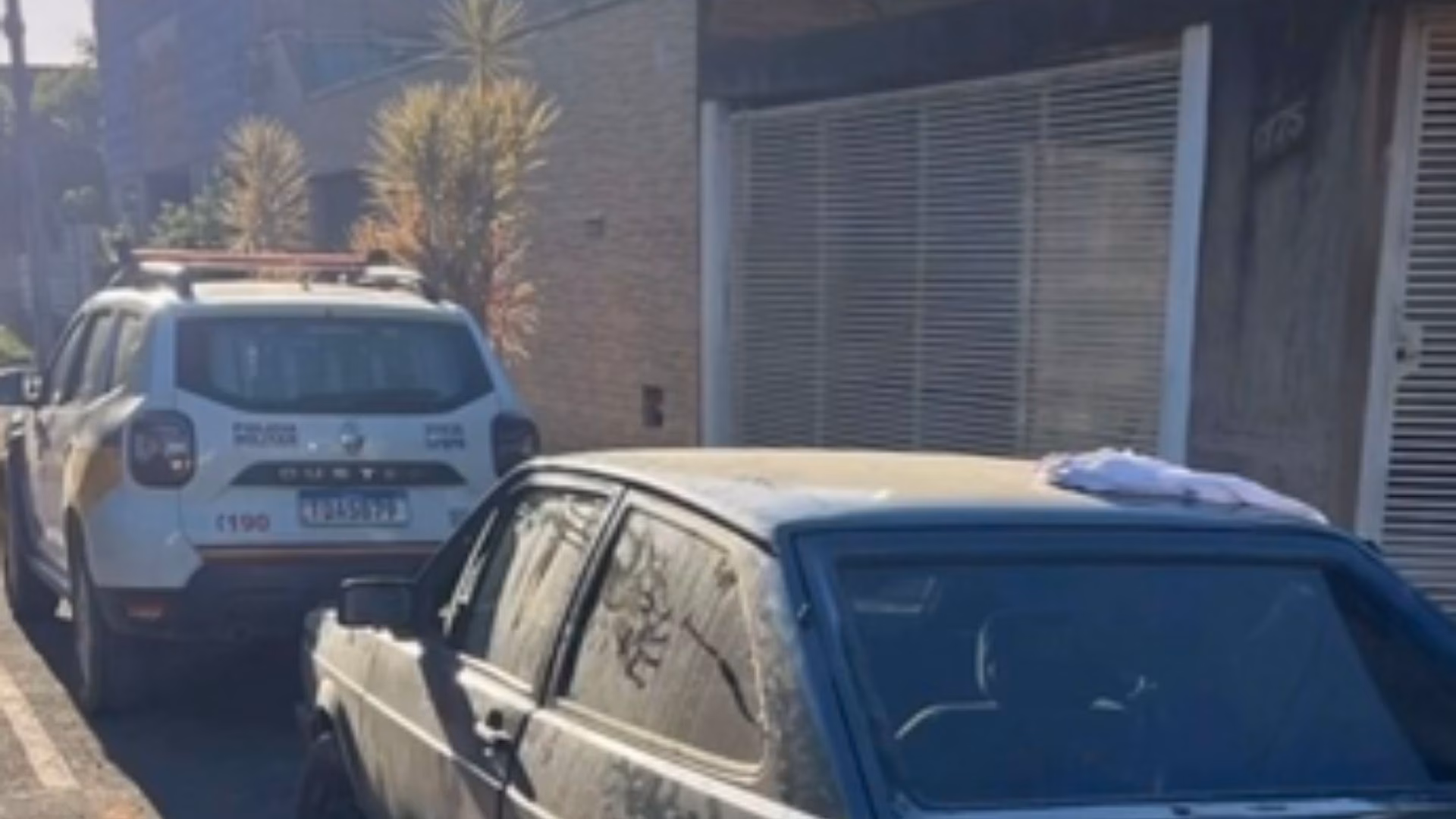 O carro foi apreendido e encaminhado ao pátio credenciado, enquanto os envolvidos foram levados à Delegacia de Plantão, onde ficaram à disposição da Polícia Civil para as providências cabíveis.