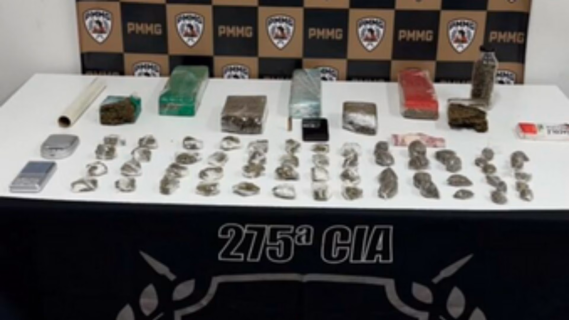 Durante a abordagem, os policiais apreenderam sete barras e 56 buchas de maconha, um frasco de vidro contendo a mesma substância, quatro porções de crack, um cartucho calibre .38, três balanças de precisão, um rolo de plástico filme, R$ 5 em dinheiro e um caderno com anotações relacionadas ao tráfico