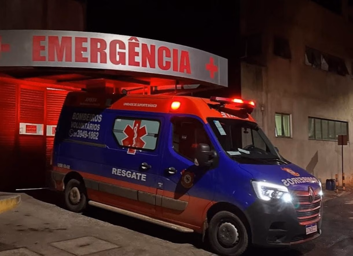 De acordo com a equipe de resgate, o estado clínico do paciente não foi prejudicado durante a troca de veículos.
