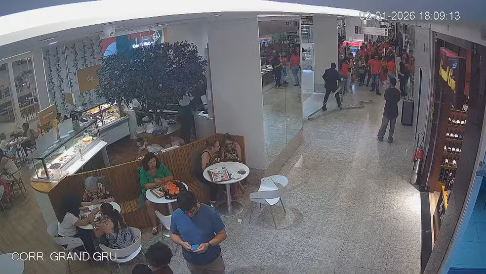 Anderson pega uma mangueira para tentar iniciar o combate ao fogo