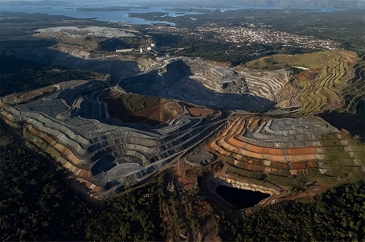 Extração, em Minaçu (GO), de elementos essenciais à fabricação de ímãs permanentes, usados em veículos elétricos