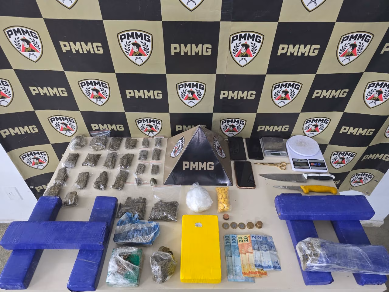 Diante do cenário identificado, outras guarnições foram acionadas para apoiar um cerco estratégico e dar continuidade à diligência em situação de flagrante.