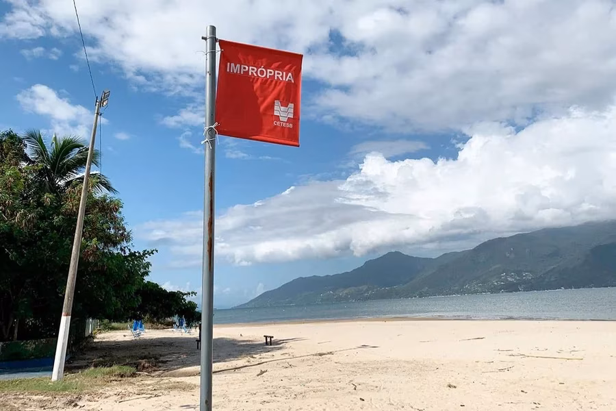 Relatório da Cetesb aponta 30 praias impróprias para banho em São Paulo. Classificação é feita com base nas densidades de bactérias fecais