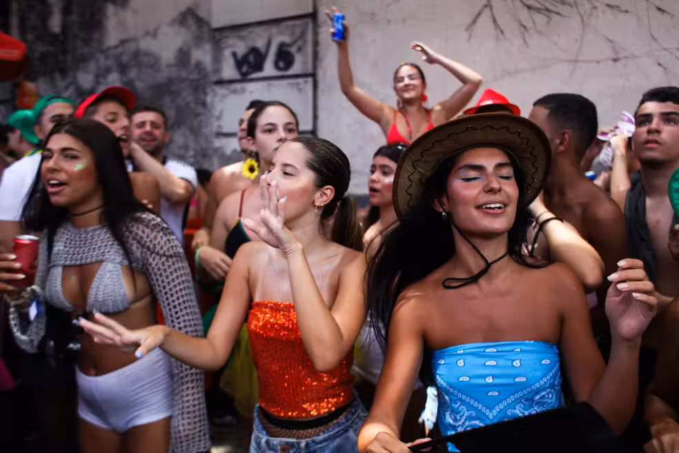 o calendário oficial do carnaval de rua do Rio prevê 462 desfiles, entre 17 de janeiro e 22 de fevereiro, incluindo pré-carnaval, dias oficiais e pós-carnaval. — Foto: Divulgação Riotur

o calendário oficial do carnaval de rua do Rio prevê 462 desfiles, entre 17 de janeiro e 22 de fevereiro, incluindo pré-carnaval, dias oficiais e pós-carnaval.