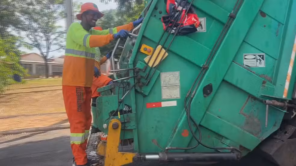 Atleta em Rio Preto (SP), Jeovany Pyettro, de 29 anos, trabalha como coletor de lixo em Nova Granada (SP)