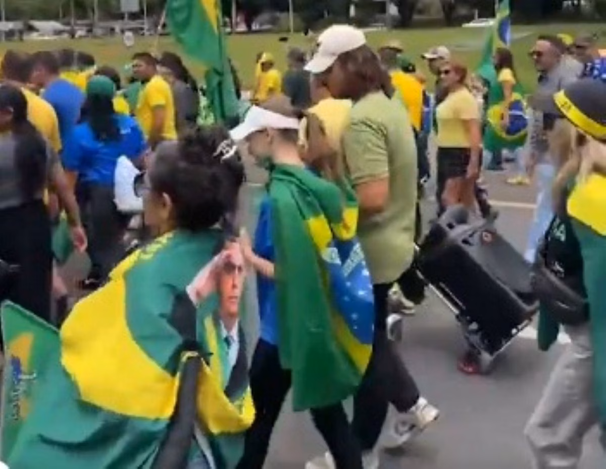 Caminhada pró-Bolsonaro reúne cerca de mil pessoas em Brasília