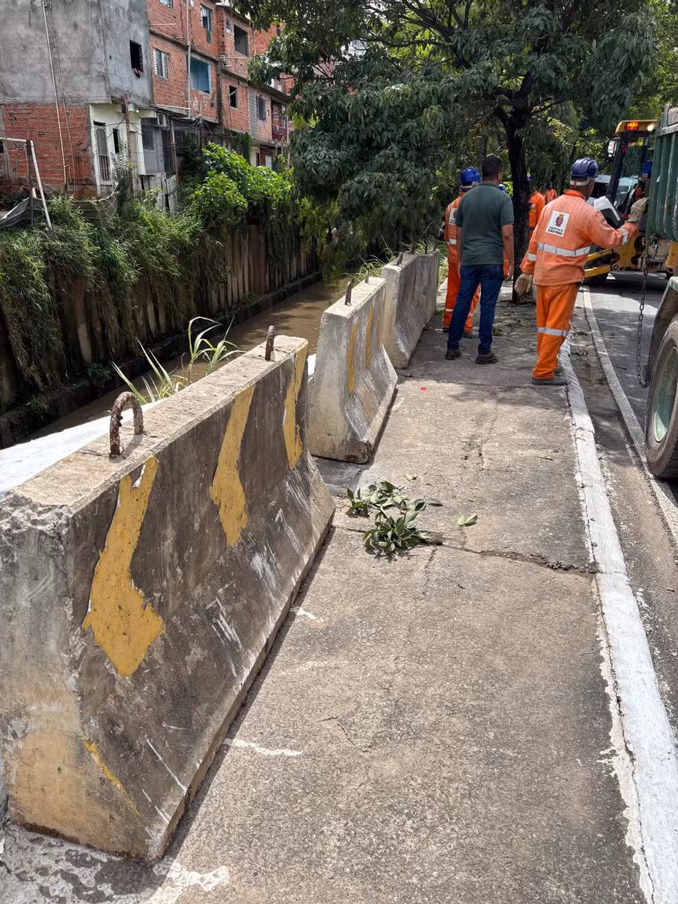 Prefeitura instala blocos de concreto na Avenida Carlos Caldeira Filho
