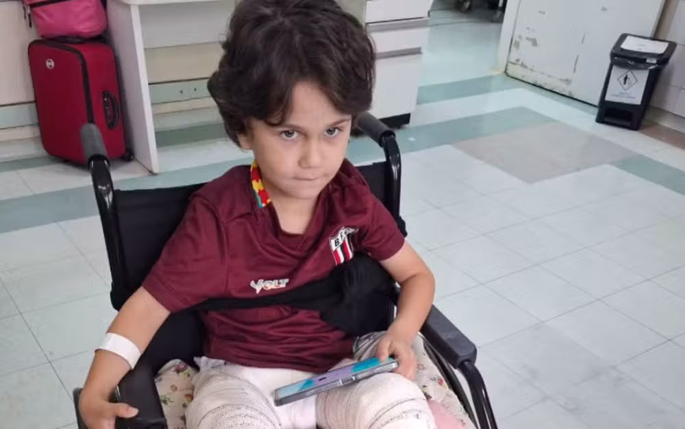 O menino Brenno Fernandes Girdziauckas, de 4 anos, que sobreviveu a queda do 10º andar de um prédio no Centro de Ribeirão Preto (SP), recebeu alta do hospital