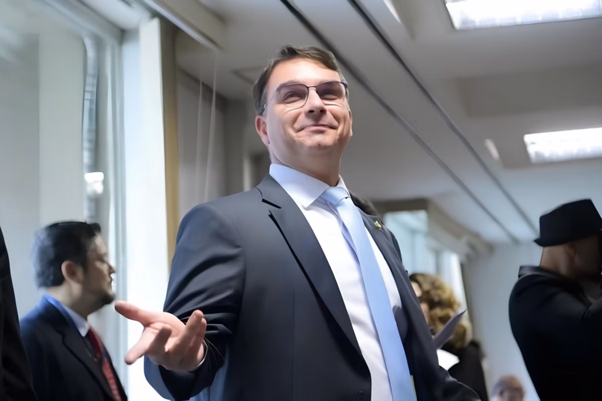 Flávio Bolsonaro também viajou recentemente para El Salvador e Estados Unidos