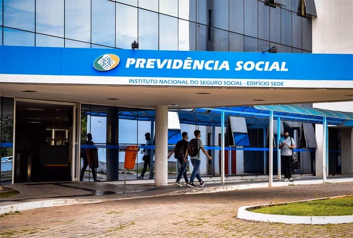 Com a virada do calendário para 2026, trabalhadores que se aproximam da aposentadoria precisam acompanhar com mais atenção as mudanças nas regras de transição da Previdência Social