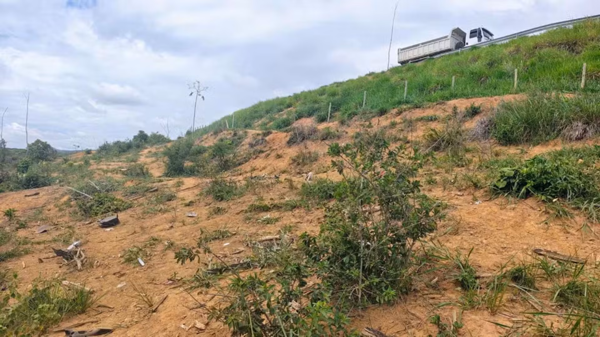 A motorista, uma mulher de 36 anos, foi socorrida em estado grave pelo Samu e encaminhada ao Hospital Márcio Cunha, em Ipatinga, onde recebeu atendimento médico especializado.