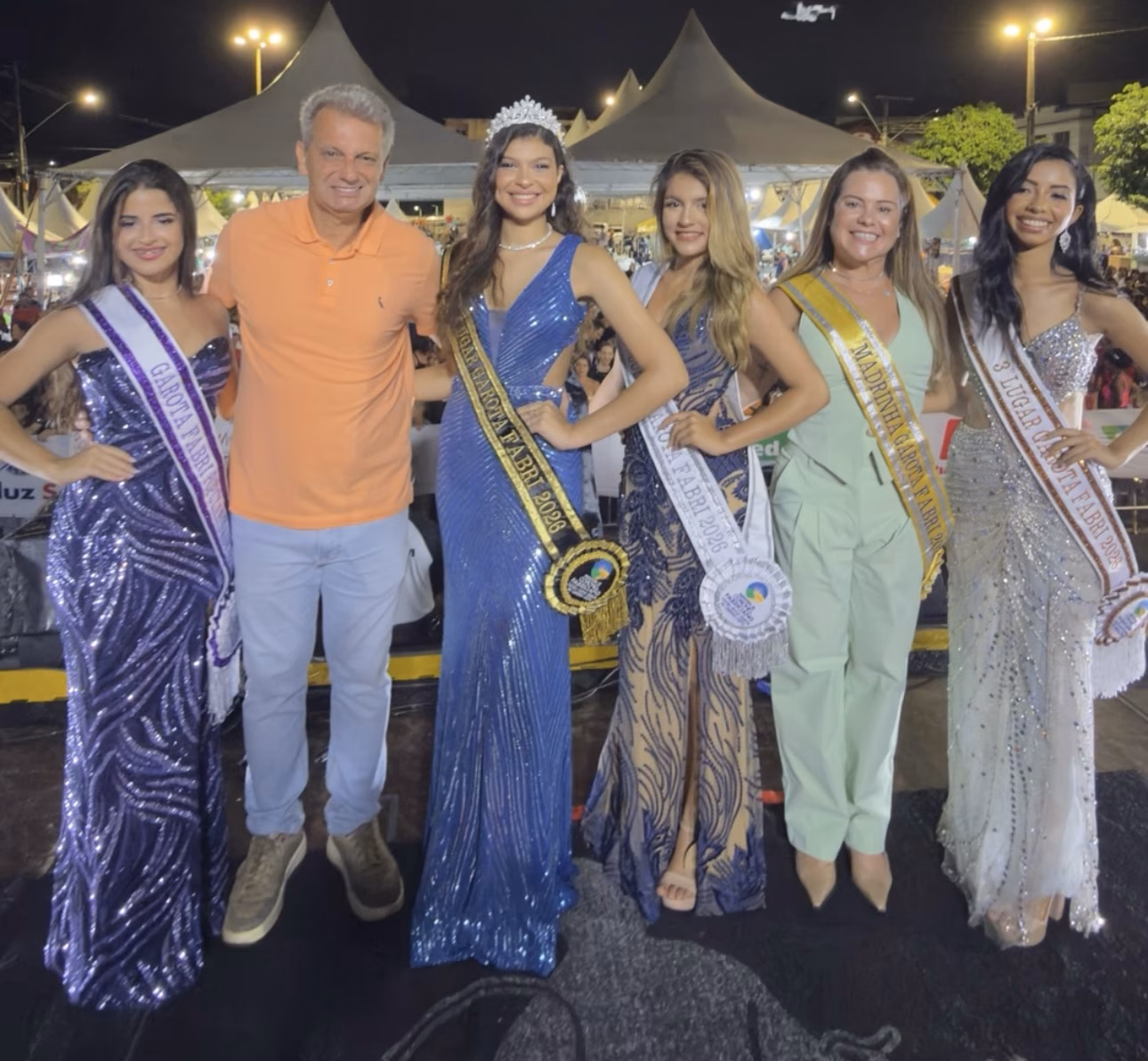 As primeiras colocadas do concurso ao lado do prefeito de Fabriciano Sadi Lucca e da primeira Dama Renata Lucca que foi a madrinha desta edição do concurso.  