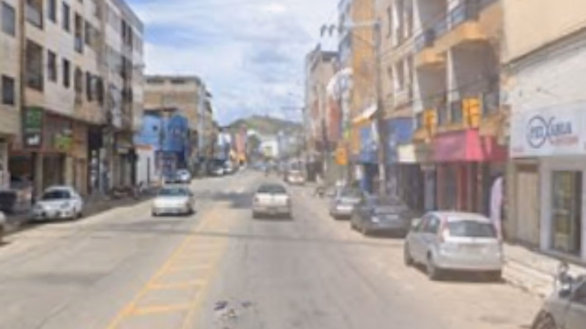 A mãe acionou a polícia ao retornar ao imóvel, quando percebeu os danos na porta e o desaparecimento do telefone.