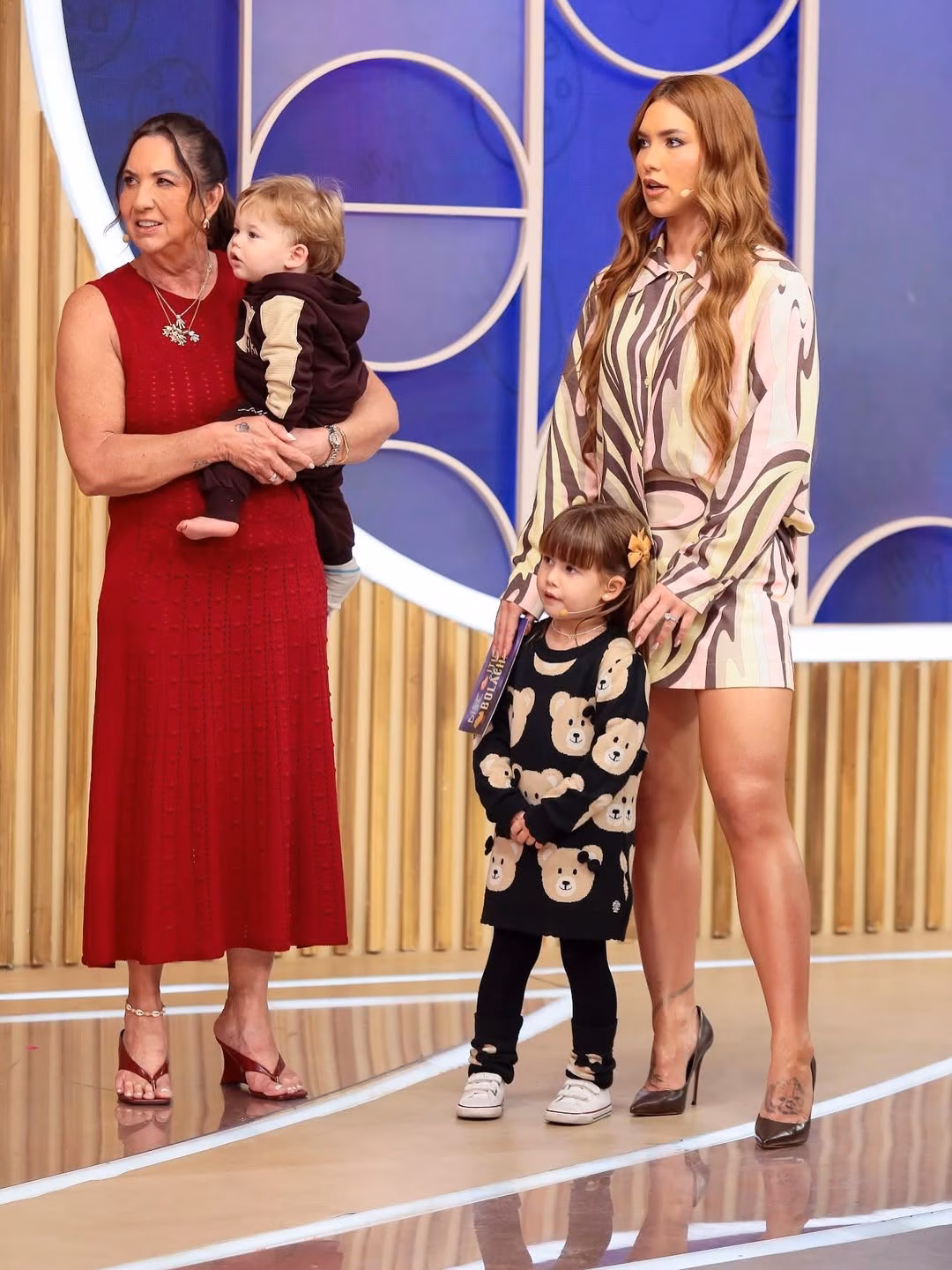 Após suposta traição, mãe de Virginia dá uma 'repaginada' no visual e recebe elogios de filha e Poliana (