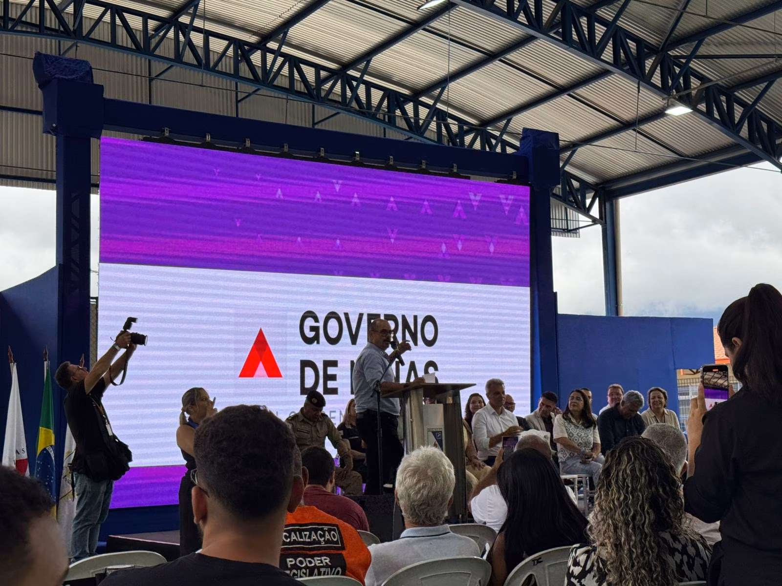 Vice-governador durante solenidade de inauguração da escola.